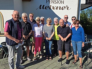 Gruppenbild: TeilnehmerInnen stehen vor der Pension Meixner