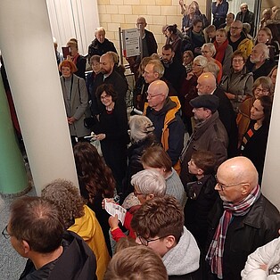 Besucher lauschen der Band