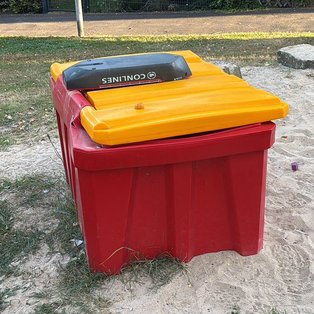 Foto der zerstörten Spielzeugbox auf dem Spielplatz An der Röthe