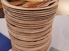 Foto eines Stapels von Holzgeschirr und Tellern