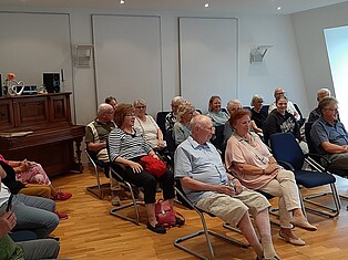 Übersichtsfoto der Besucher im Trausaal