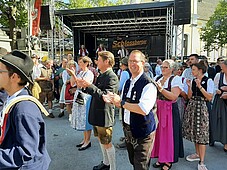 Bürgermeister Andreas Damm beim tanzen. Auf der Bühne "Die Schlossberger"
