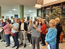 Übersichtsfoto einiger Beuscher der Vernisage im Foyer