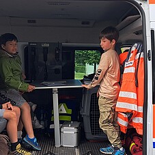 Foto der Kinder im Buss des Deutschen Roten Kreuzes