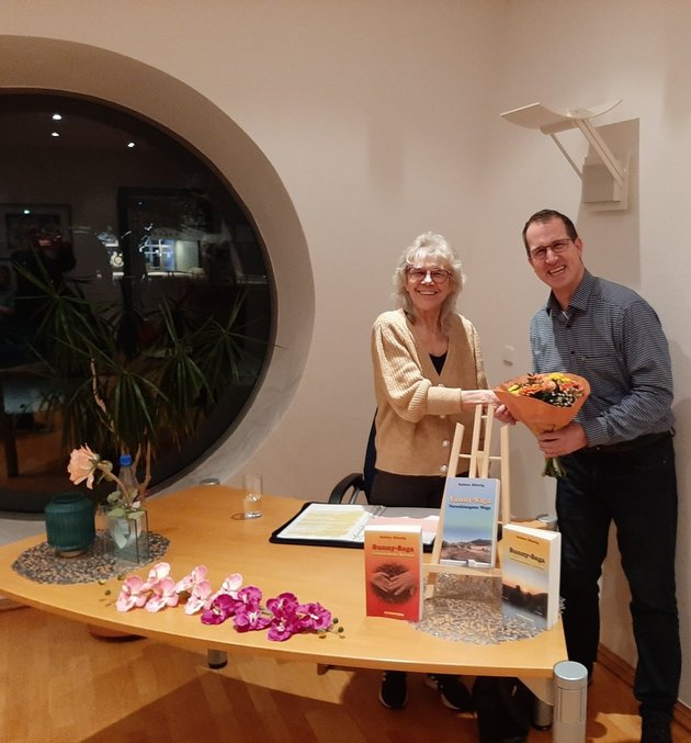 Bürgermeister Andreas Damm überreicht Frau Sabine Büntig einen Strauß Blumen