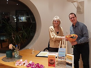 Bürgermeister Andreas Damm überreicht Frau Sabine Büntig einen Strauß Blumen