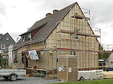 Foto eines Hauses mit im Bau befindlicher Außenwanddämmung