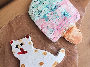 Von Kindern gebastelte Katze und Eis in einer Waffel