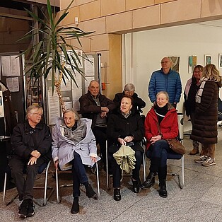 Besucher sitzend im Foyer