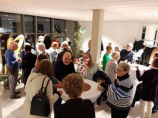 Foto der Besucher vor dem Trausaal