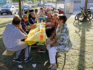 Beuscher sitzten auf einer Bierzeltganitur