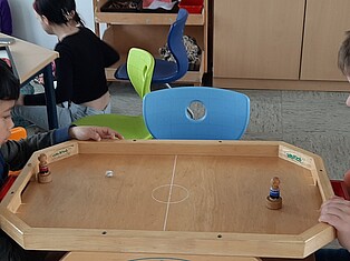 Zwei Jungen beim Tischkicker