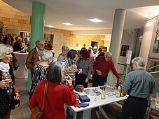Übersichtsfoto einiger Besucher im Foyer