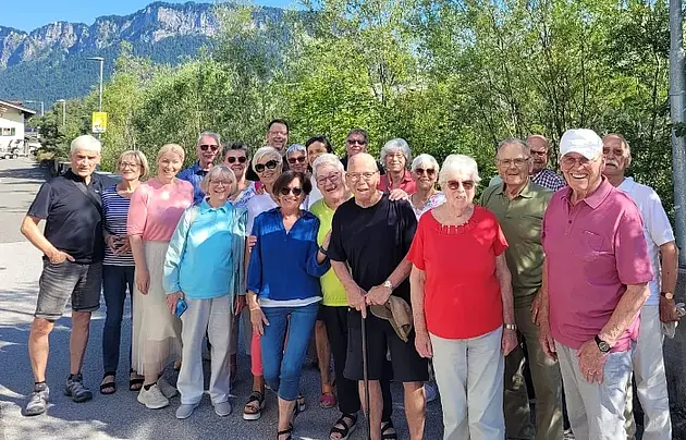 Gruppenbild TeilnemerInnen stehen vor Bäumen