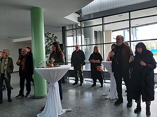 Übersichtsfoto der Besucher im Foyer des Rathauses