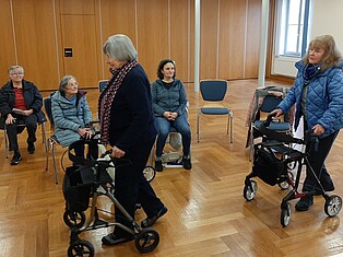 Zwei Teilnehmerinnen an Ihren Rollatoren