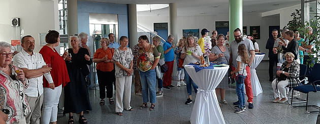 Besucher der Ausstellung im Foyer des Rathauses