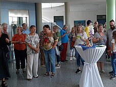 Besucher der Ausstellung im Foyer des Rathauses