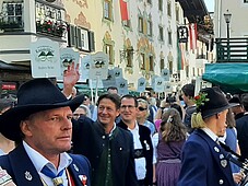 Bürgermeister Andreas Damm inmitten des Festumzugs