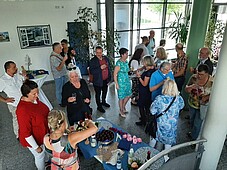 Besucher der Ausstellung im Foyer des Rathauses