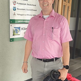 Einzelfoto von Bürgermeister Andreas Damm vom dem Eingang der Marktgemeinde St. Johann in Tirol