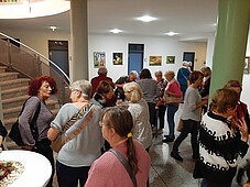 Übersichtsfoto einiger Besucher im Foyer