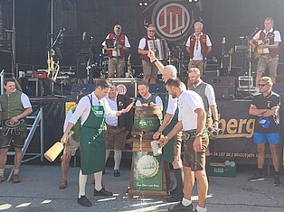 Bürgermeister Stefan Seiwald beim Fassanstich
