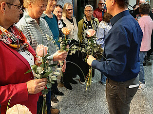 Bürgermeister Damm überreicht KünstlerInnen Blumen