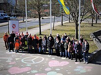 Mitarbeiter der Gemeinde zeigen Flagge für die Ukraine