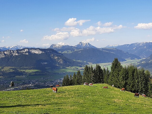 Foto der umliegenden Berge mit sicht über das Tal. Aufgenommen von einem Berg