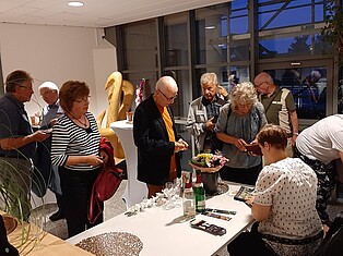 Einige Besucher mit Ihren Exemplaren von Büchern zum Autogramm