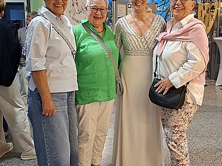 BesucherInnen des Rathauskonzertes im Foyer mit der Kulturbeauftragten