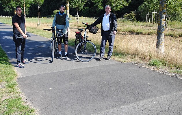 Foto von (links nach rechts) Oliver Brandenstein, Herr vom LKKS, bürgermeister Dieter Lengemann
