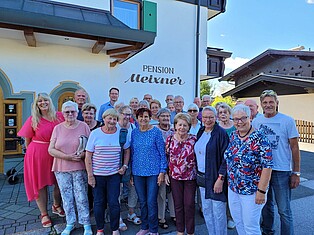 Foto der Teilnehmer vor der Pension Meixner