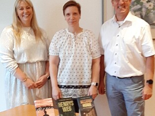 Foto von Frau Katharina Baumann, Autorin Claudia Raute und Bürgermeister Andreas Damm