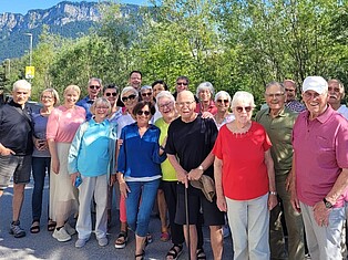 Gruppenbild TeilnemerInnen stehen vor Bäumen