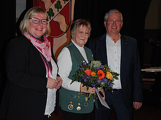 Zwei Damen und Dieter Lengemann (Bürgermeister) stehen auf der Bühne