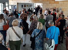 Besucher der Ausstellung im Foyer des Rathauses