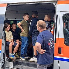 Foto der Kinder im Bus des Deutschen Roten Kreuzes