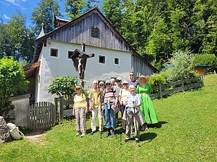 Gruppenbild: TeilnehmerInnen stehen vor der Einsiedelei St. Johann