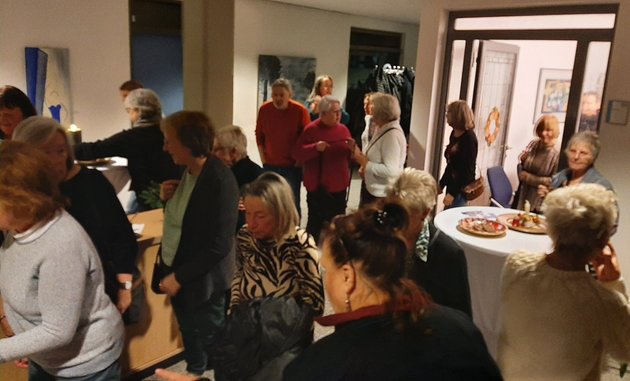 Besucher im Vorraum des Trausaales während der Pause
