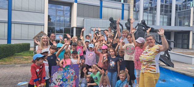 Gruppenfoto der Kinder vor dem Brunnen am Rathaus