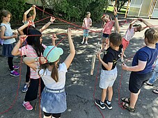 Kinder bem "Fröbelturm"-Spiel
