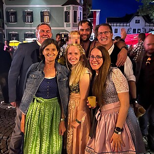 Gruppenfoto der Teilnehmer auf dem Festplatz