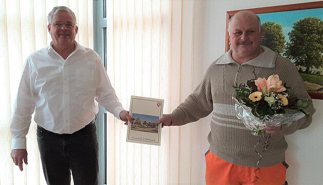 Bürgermeister Dieter Lengemann übergibt Klaus Janzon die Urkunde für sein 25. Dienstjubiläum