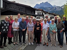 Gruppenfoto der Personen die zum Knödelfest gereist sind, vor der Herberge
