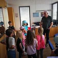 Foto der Kinder im Büro des Bürgermeisters