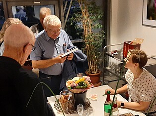 Einige Besucher mit Ihren Exemplaren von Büchern zum Autogramm