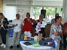 Besucher der Ausstellung im Foyer des Rathauses, angelehnt an die Information