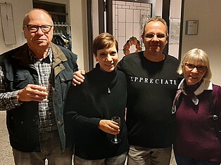 Auhtorin Claudia Raute mit Besuchern der Lesung vor demTrausaal